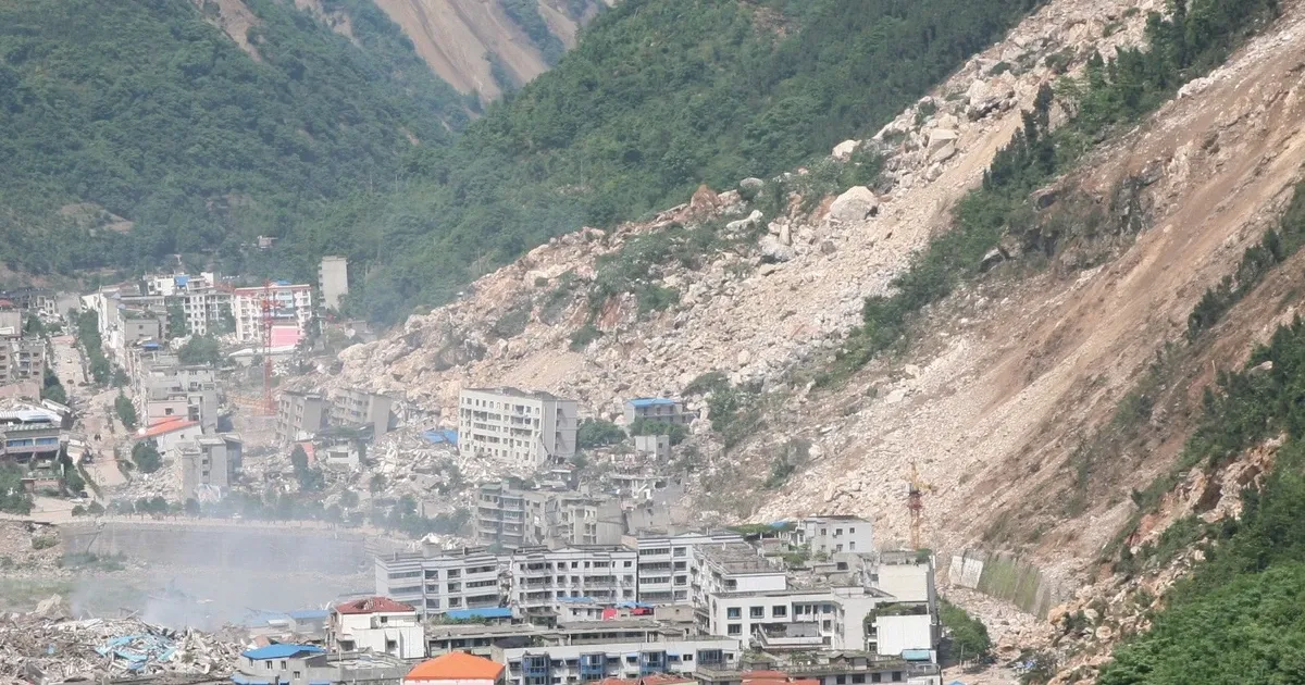 Thi công kè sông bằng rọ đá, công nhân đang xếp đá vào rọ lưới thép, một giải pháp hiệu quả cho kè sông Như Ý Huế